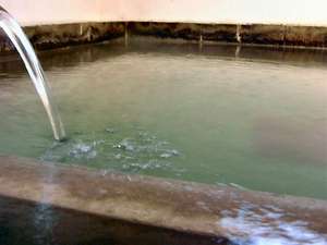 歴史ある貴重な湯畑源泉を引湯する【上村の湯】。１００％天然温泉掛流し。