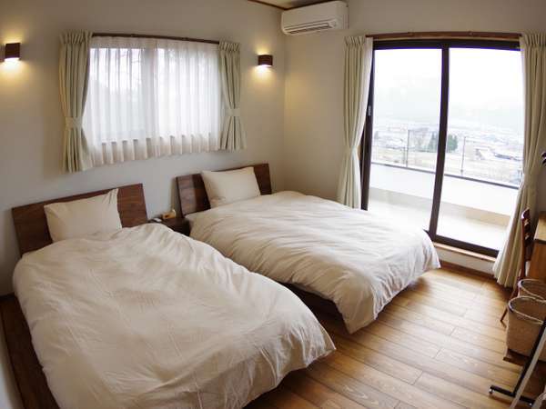 「常念岳」は、南と西に窓のある開放的なお部屋です。