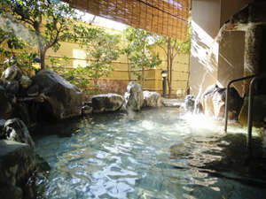 木漏れ日のあふれる露天風呂は、２４時間入浴可能。