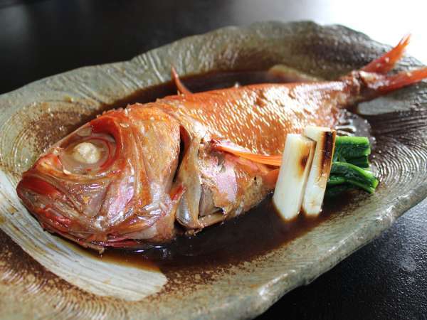 「伊豆生地金目鯛」を贅沢に姿煮でご提供。※ご宿泊人数にて1尾～2尾のご提供となります。