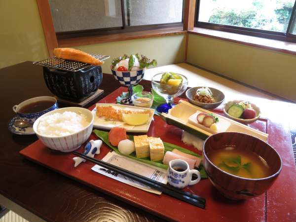 イメージ写真【朝食】名水米とお味噌汁はお代わりで可。厚切り鮭、名水仕込み冷奴、食後に名水珈琲付