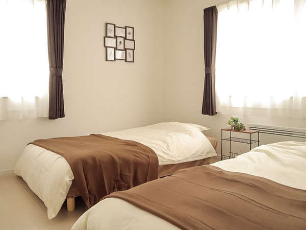 ・＜ベッドルーム＞ホワイトとブラウンを基調としたシンプルなお部屋