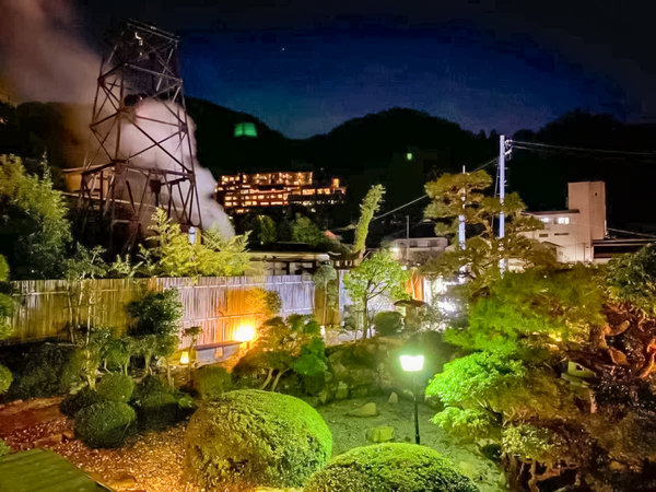 ・和風庭園の向こうには、有馬温泉街や六甲山の風景が広がります