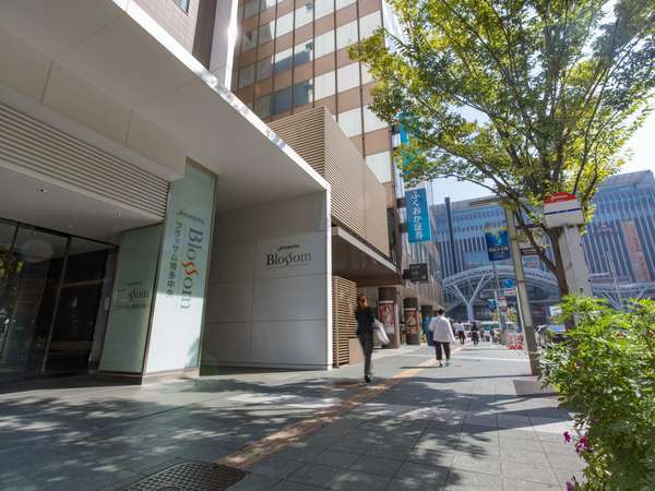 博多駅からキャナルシティ博多や中州方面の出口(博多口)を出ると一番近いホテルが当館でございます♪