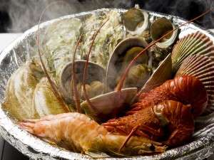 【大漁焼き一例】当館の名物料理！新鮮な海の幸を豪快に蒸し焼きに♪自家製ぽん酢でどうぞ！