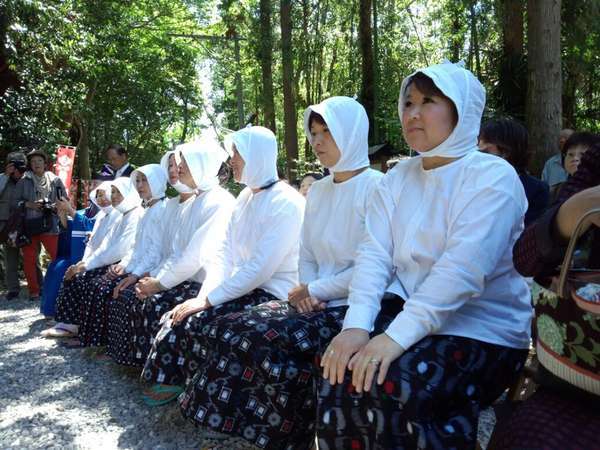 現役海女の若女将。年に一度の春祭りで安全祈願。