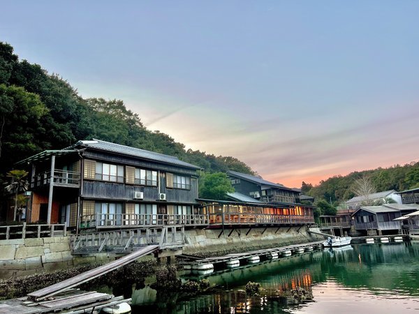 【外観】海から見た夕暮れ時の外観