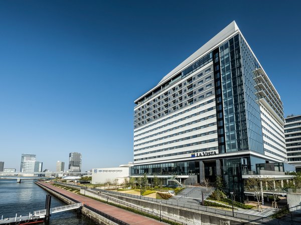 【外観】東京湾に浮かぶリゾートホテル。Lavistaに相応しい眺望がご覧いただけます