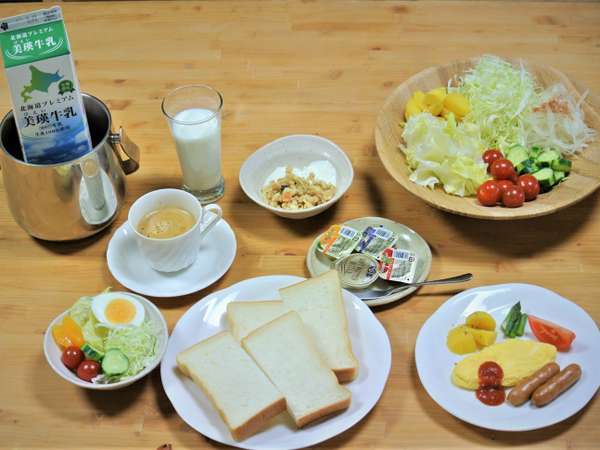 朝食はお好きな種類と量をお取り下さい。美瑛でしか味わえないお料理と自負しております。