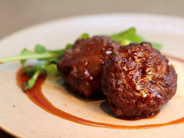 【ご夕食】ご夕食4,500円コースのお肉料理一例（お料理は季節により変更の場合がございます）。