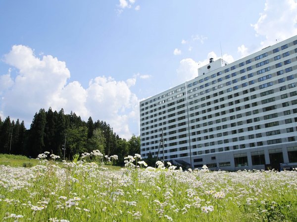 【グリーンシーズン・ホテル外観】越後の山々の囲まれた里山に位置するホテル。