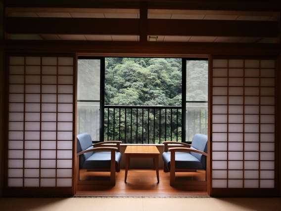 部屋からは渓流玖珠川の絶景が…