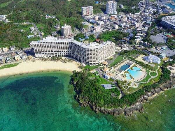 沖縄屈指の美しい天然ビーチ「タイガービーチ」に面して建つ、全室オーシャンビューのリゾートホテル