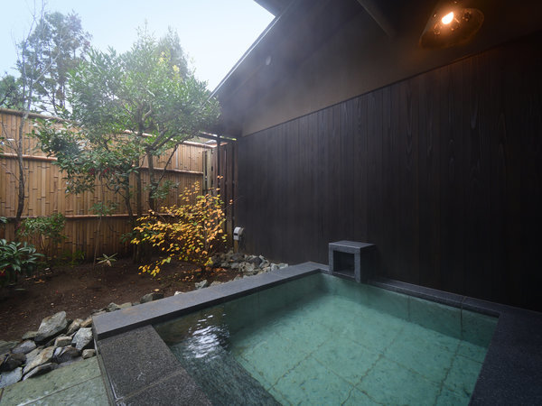 露天風呂付和室【下鴨】開放的な広い専用露天風呂では、坪庭を眺めながら心ゆくまでお楽しみいただけます