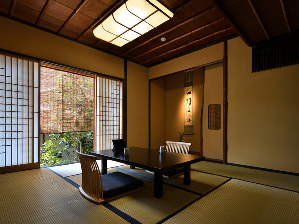 半露天風呂付和室【東山】風情漂う坪庭を心穏やかに眺めていただける、伝統的な畳の和室