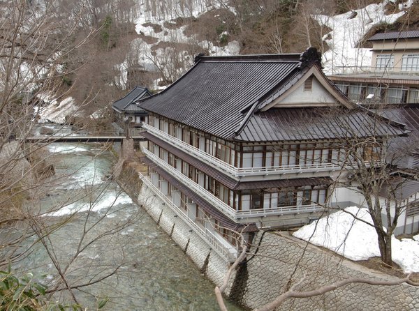 【本館_春の雪解け】