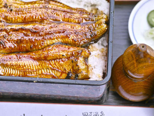 *夕食一例/四万温泉で蒸し上げたくれない名物の湯蒸しうなぎ