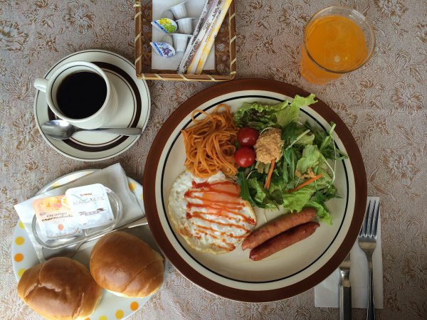 *【朝食】選べる朝食：洋定食。バターロールや卵料理など若い方にも人気の洋食。予約時にお選びください。