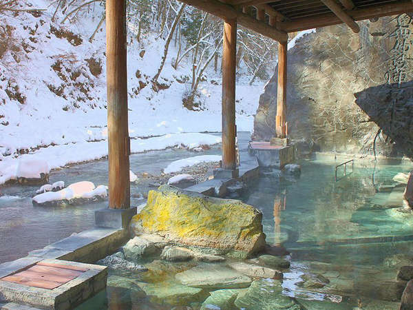 【お題目大露天風呂】冬は雪景色を眺めながら。四季それぞれの移ろいを楽しめます。