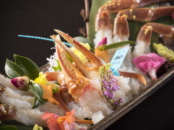 調理長が厳選して仕入れる石川ブランド「加能蟹」。彩も美しい蟹刺しはとろける味！