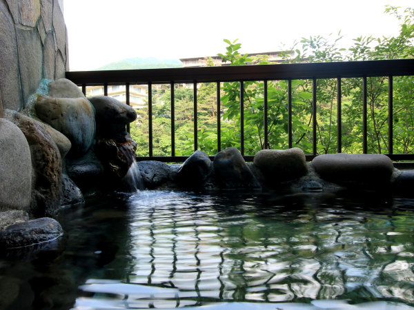 #露天風呂　源泉に近く、豊富な湯量とお肌に優しいお湯が特徴。