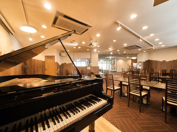 ・【ミュージックカフェ】ステージにはグランドピアノを常設