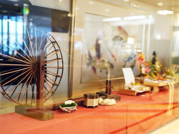 シルクホテルの原点となる製絲場としての歴史を感じる品々を展示しております。