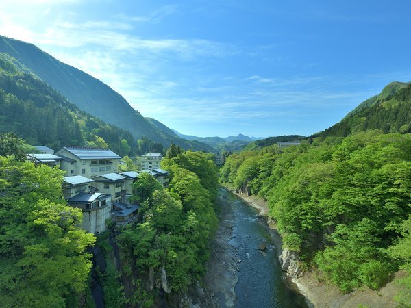 大川渓谷を望む外観‐初夏朝