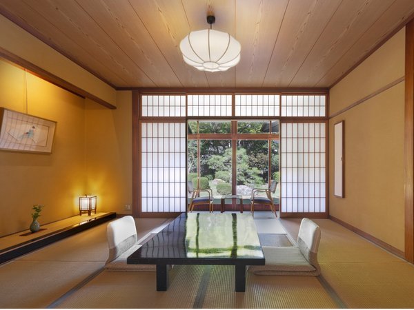 【日本庭園を望む客室】広縁を設えた純和風の客室です。朝は清々しい空気を纏う穏やかな光が差し込みます。