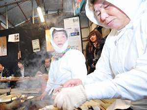 海女小屋体験イメージ～海女さんがいい塩梅に焼き上げます～