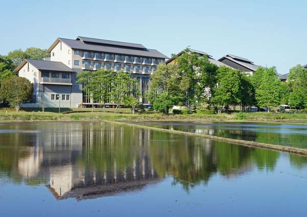 ホテル庭園前の田園風景