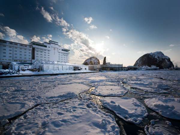 【外観】流氷に覆われたウトロ港越しに見る