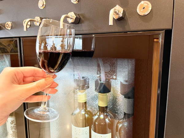 ウエルカムドリンクのワインサーバーです。ご宿泊の方は赤ワイン、白ワイン、日本酒の中から1杯サービス！