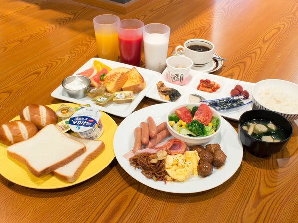 ■朝食バイキング：広々とした明るい店内で、ゆっくりとお食事をお楽しみ下さい。