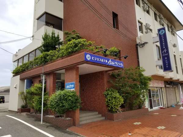 ホテル下にはお弁当屋さんほか飲食店が３件あります。