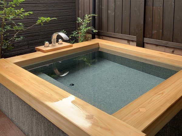 露天風呂付き客室の檜風呂(一例)