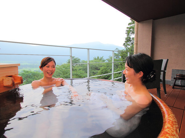 客室露天風呂一例（陶器：10畳間）。名湯・強羅温泉で日々の疲れを癒してください。