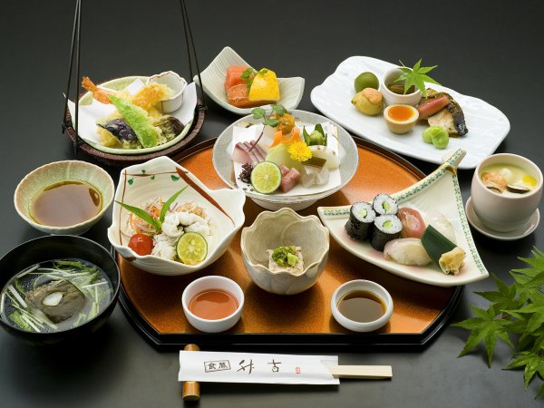 *【夕食一例/ミニ会席】小鉢、焼きもの、天ぷら、寿司、など美味しいものを少しずつどうぞ♪
