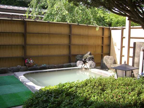 大涌谷から引湯している自慢の白濁温泉「貸切り露天風呂」