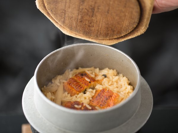 当館名物の炊き立て鰻の釜飯