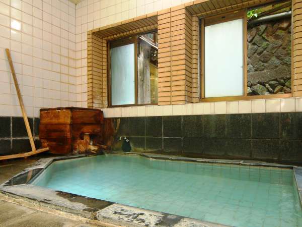 男湯　千歳館の湯は掛け流し100％の天然温泉。