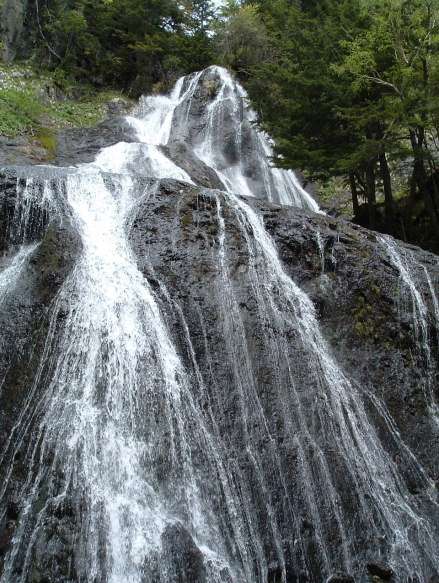 三本滝、美しい滝が３か所に集まる、県の景勝地に指定されている。
