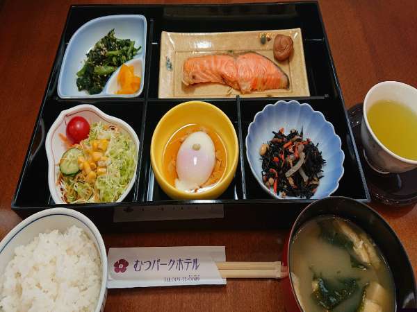 和食のご朝食の一例です。お膳でのご用意となり、メニューは日替わりです。ご飯やお味噌汁はおかわり自由！