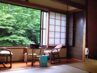 客室一例／窓の外には豊かな緑と清々しい川のせせらぎ。自然を感じて静かに過ごせます。