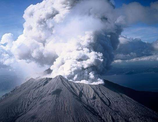桜島：ホテルの南方に位置し、活発な噴火活動を続ける鹿児島のシンボル