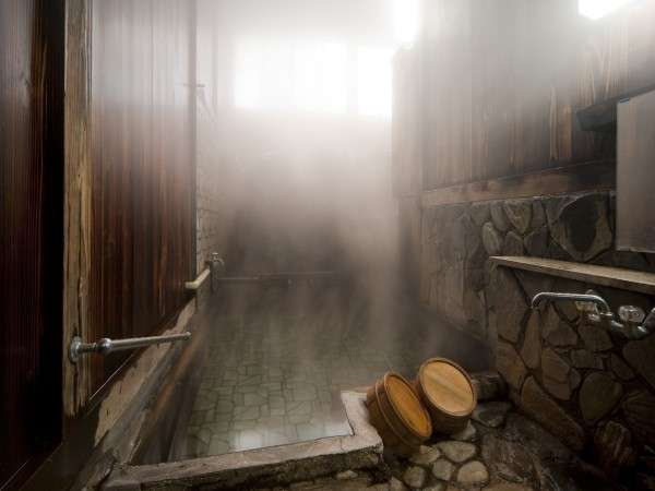 源泉から湧き出る温泉はかけ流し。「子宝の湯」としても有名な平瀬温泉です