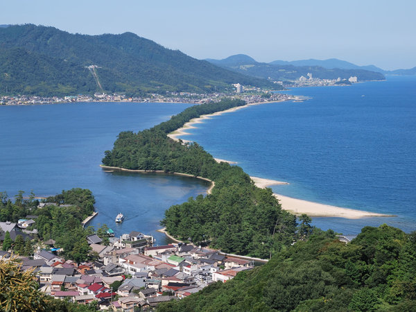 徒歩約8分。天橋立ビューランドから見る日本三景・天橋立（飛龍観）の景色