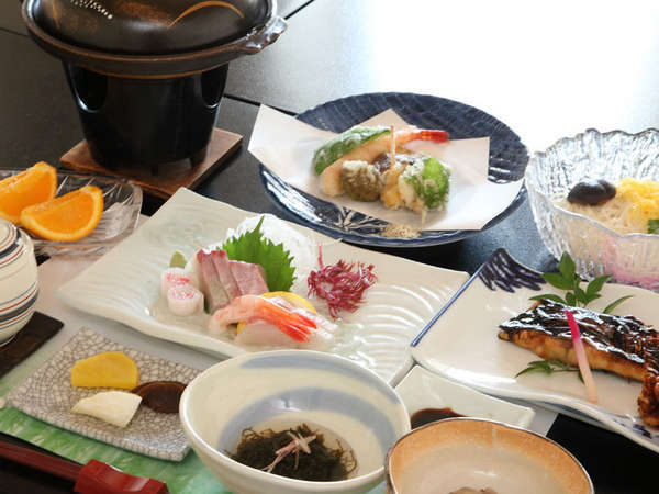 新鮮なお魚と小豆島特産の手延べうどん、瀬戸内の魅力がいっぱい詰まった夕食