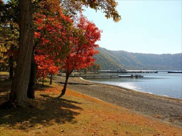 十和田湖畔の紅葉