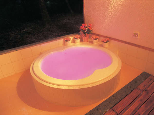 露天風呂一例（洋風露天）。自動可変水中光と泡ジェット機能付き！